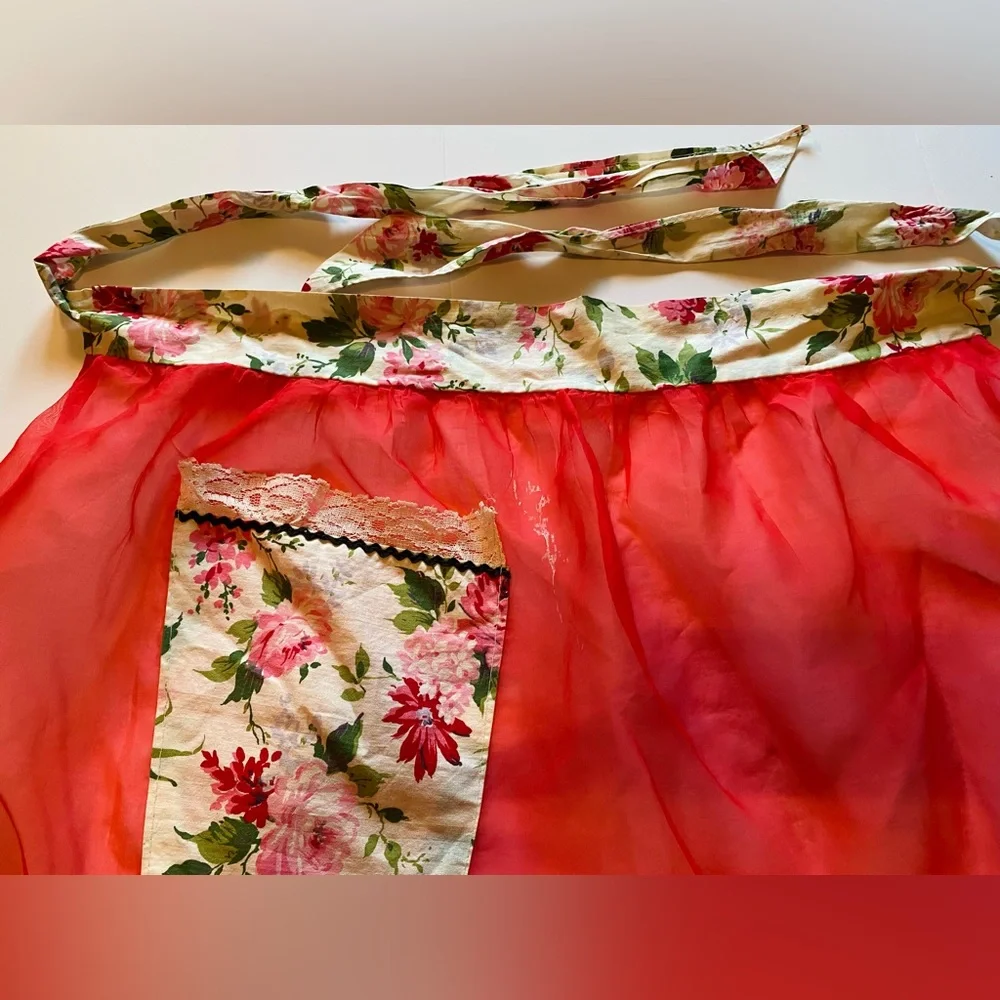 Vintage Red Black and Floral Print Waist Tie Apron With Pocket